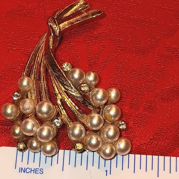 Vintage ART signed gold toned brooch by Mode-Art faux pearls & rhinestones rare - Picture 7 of 7